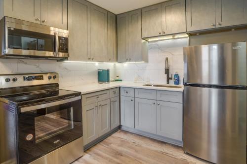 Virtuvė arba virtuvėlė apgyvendinimo įstaigoje Cozy Minneapolis Duplex - 10 Mi to Downtown!