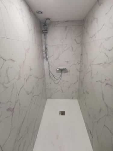 Bilik mandi di gîte avec jacuzzi Le carinu