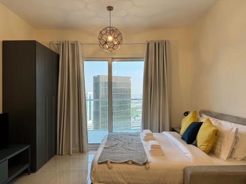 Postel nebo postele na pokoji v ubytování CAICAI HOMES , AG Tower,Business Bay, Cozy Studio