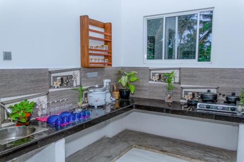 cocina con fregadero y encimera en Aqualina Villa, en Matara