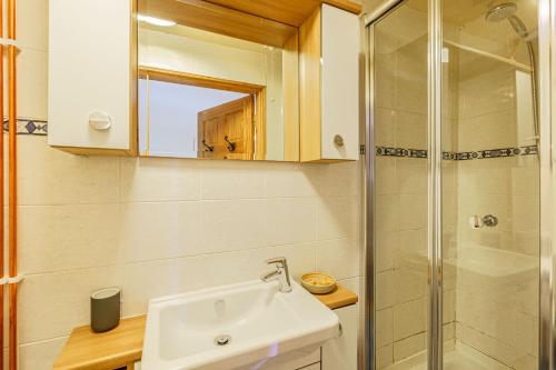 uma casa de banho com um lavatório e um chuveiro em The Steading at Castle Creavie Farm em Kirkcudbright