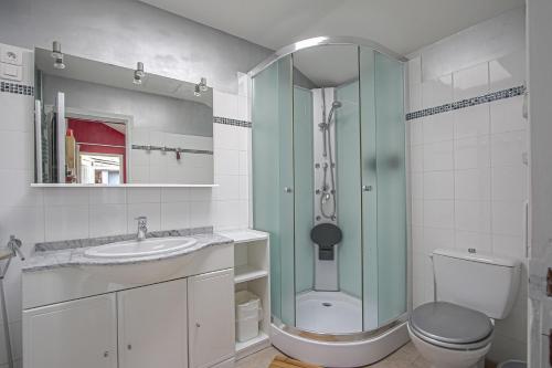 une salle de bain avec une douche, des toilettes et un lavabo dans l'établissement La Maison du Pêcheur, à Étretat