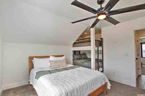 Katil atau katil-katil dalam bilik di Skybridge Bear Lake Sleeps 61-75 with condo add-on