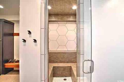 Bilik mandi di Skybridge Bear Lake Sleeps 61-75 with condo add-on