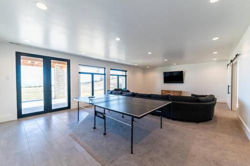 Kemudahan pingpong di Skybridge Bear Lake Sleeps 61-75 with condo add-on atau berdekatan