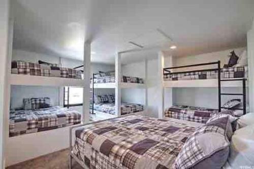 Katil atau katil-katil dalam bilik di Skybridge Bear Lake Sleeps 61-75 with condo add-on