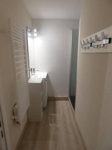 une petite salle de bain avec un lavabo et un miroir dans l'établissement Appart 4/6 pers La Mongie, à Bagnères-de-Bigorre