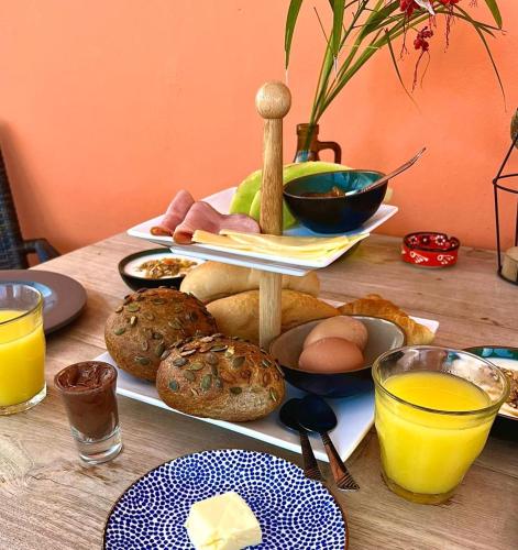 een tafel met ontbijtproducten en drankjes erop bij Tropical Cabins Curaçao in Dorp Sint Michiel