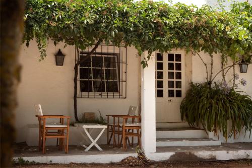 a table and chairs sitting outside of a house at Monte dos 2 Tanques in Estremoz