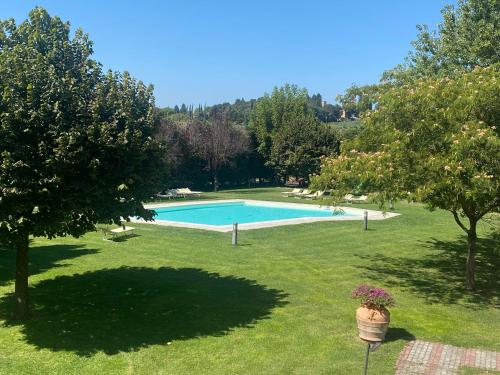 una piscina en medio de un patio en La Locanda dei Golosi, en Bosco
