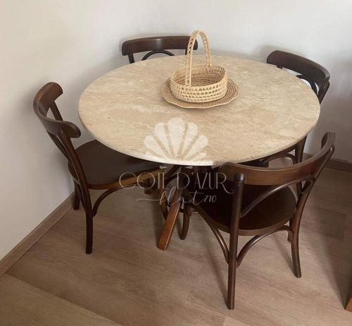 een tafel en stoelen met een strohoed erop bij Apartamento Cotê D'Azur à beira-mar. in Maceió