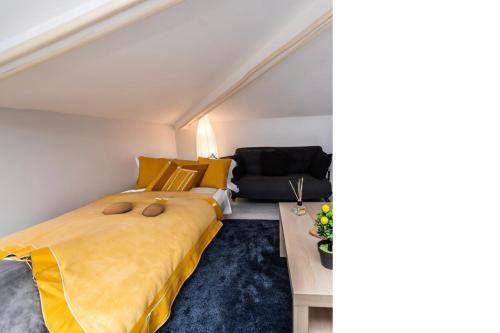 1 dormitorio con cama extragrande y sofá en Dach Wochnung mit Terrasse, en Estambul