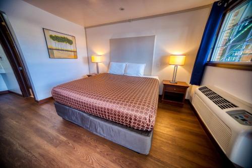 Ένα ή περισσότερα κρεβάτια σε δωμάτιο στο Budget Inn