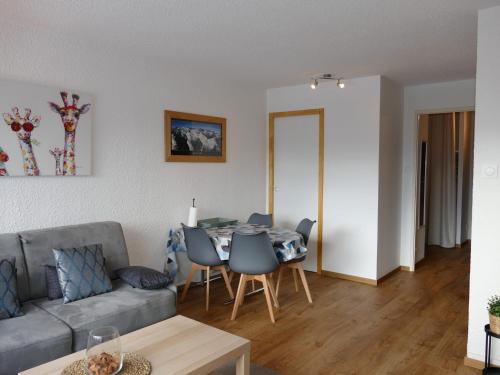 un salon avec un canapé et une table dans l'établissement Les 2 Alpes - Studio rénové 4 pers, pied des pistes, parking - FR-1-546-53, à Les Deux Alpes