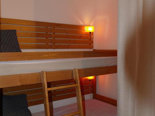 Cette chambre dispose de 2 lits superposés et d'une lumière sur le mur. dans l'établissement Les 2 Alpes - Studio rénové 4 pers, pied des pistes, parking - FR-1-546-53, à Les Deux Alpes