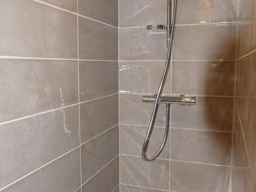 une douche avec un tuyau dans une salle de bain dans l'établissement Les 2 Alpes - Studio rénové 4 pers, pied des pistes, parking - FR-1-546-53, à Les Deux Alpes
