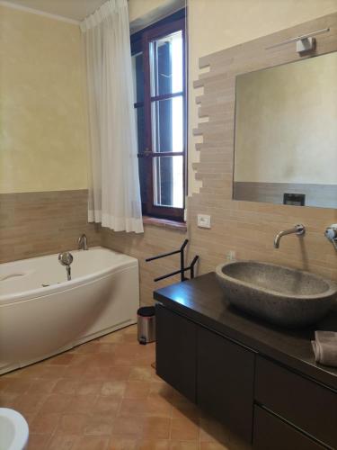 y baño con bañera, lavamanos y bañera. en Villa Caini, en Perugia