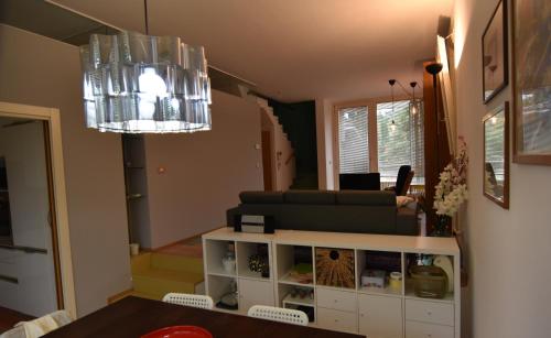 ein Wohnzimmer mit einem Sofa und einem Kronleuchter in der Unterkunft la casa della luce in Verona