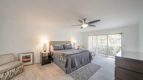um quarto com uma cama e uma ventoinha de tecto em Guest Casita, New Pickleball, Tile Floor em Scottsdale