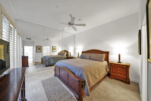 een slaapkamer met een bed en een plafondventilator bij Waterfront 1st Flr, Gated, 2 Bd Office, Trail in Scottsdale