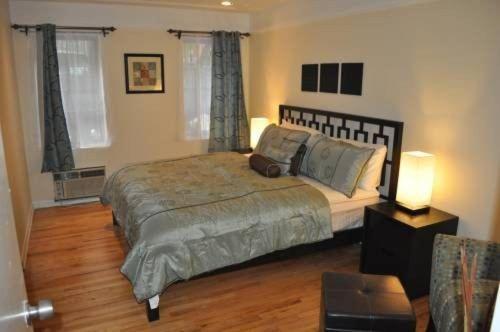 מיטה או מיטות בחדר ב-Innovation Inn 3BR in NYC!