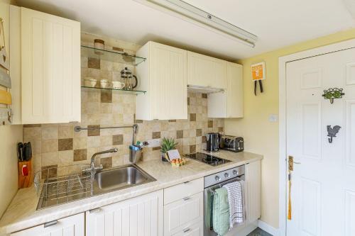 Dapur atau dapur kecil di The Cheeseloft - Spacious one bed with terrace