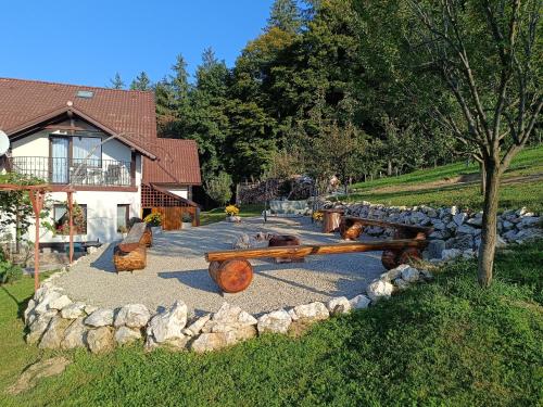 ein Park mit einer Brücke aus Baumstämmen in der Unterkunft Casa Magnolia in Poiana Mărului