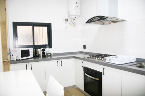 Köök või kööginurk majutusasutuses DAKAR by DAYS-DBD007-Appartement AMELIE 3 chambres 4 pax