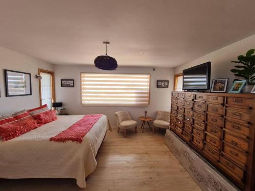 ein Schlafzimmer mit einem großen Bett und einem TV. in der Unterkunft Pichidangui Comoda Casa Vista al Mar Full Equipada in Pichidangui