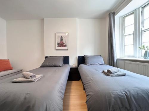 Kings Cross Two-Bedroom Apartment for 5 Guests Near Tube伦敦 tesisinde bir odada yatak veya yataklar