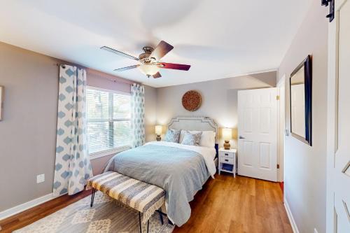 - une chambre avec un lit et un ventilateur de plafond dans l'établissement Anchors Away Abode, à Annapolis