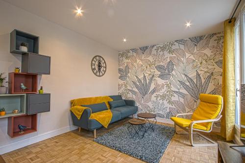 - un salon avec un canapé bleu et des fauteuils jaunes dans l'établissement L'Escapade Océane, appartement avec parking, au Havre