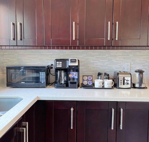 Si & Daniel Home Near YVR Airport & Skytrain Separate Entry Free Parkingにあるキッチンまたは簡易キッチン