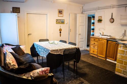 a living room with a table and a kitchen at Agroturystyka całoroczna Ranczo Husinka in Husinka