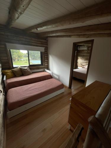 1 dormitorio con 1 cama grande y espejo en Ventanas al Norte en Chascomús