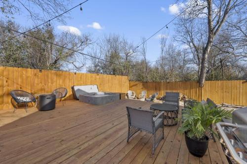 Giardino di 5th St Getaway w Sauna Hot tub Firepit & Game Room
