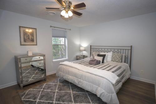 a bedroom with a bed and a ceiling fan at Elegant 3 bedroom apt with free parking and balcony in Nashville
