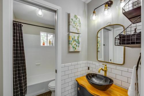 La salle de bains est pourvue d'un lavabo et d'un miroir. dans l'établissement Charming Granbury Cottage Retreat with Private Patio, à Granbury