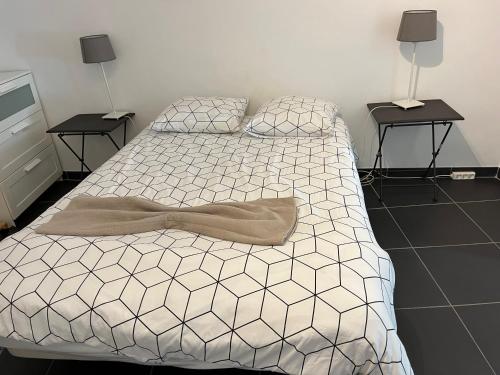 - un lit dans une chambre avec 2 tables dans l'établissement Leopold housse, à La Ciotat