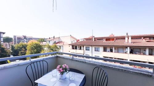 un balcone con tavolo e sedie su un balcone di Ghiberti Boutique Apartment a Firenze