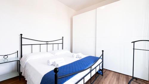 Ghiberti Boutique Apartment في فلورنسا: غرفة نوم مع سرير وبطانية زرقاء
