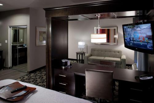 A television and/or entertainment centre at Hampton Inn and Suites Marksville