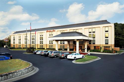 a large building with cars parked in a parking lot at Hampton Inn Atlanta-Cumberland Mall/Cobb Galleria Area in Atlanta