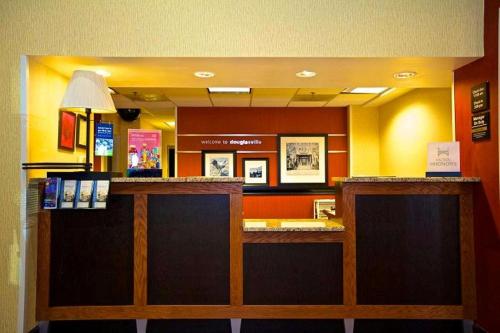 a lobby of a fast food restaurant with a counter at Hampton Inn Atlanta/Douglasville in Douglasville