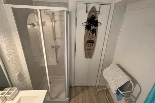 een badkamer met een douche en een wastafel bij Studio Serenity - Hyper Centre et Proche Plage - Bus in Duinkerke