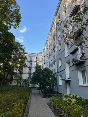una acera vacía junto a un edificio en Luna Apartment, en Varsovia