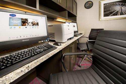 biuro z komputerem i drukarką na biurku w obiekcie Hampton Inn & Suites - Buffalo Airport w mieście Cheektowaga
