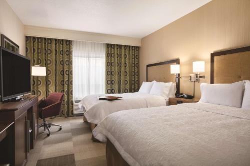 pokój hotelowy z 2 łóżkami i telewizorem z płaskim ekranem w obiekcie Hampton Inn Brigham City w mieście Brigham City