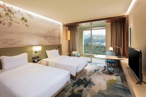 Postel nebo postele na pokoji v ubytování Hilton Garden Inn Hangzhou Lu'Niao