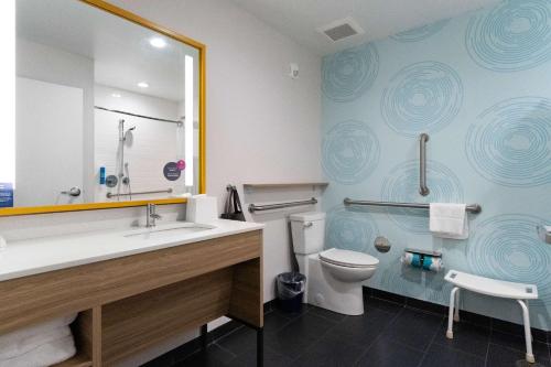 格林斯伯勒的住宿－Tru By Hilton Greensboro Lake Oconee, Ga，一间带水槽、卫生间和镜子的浴室